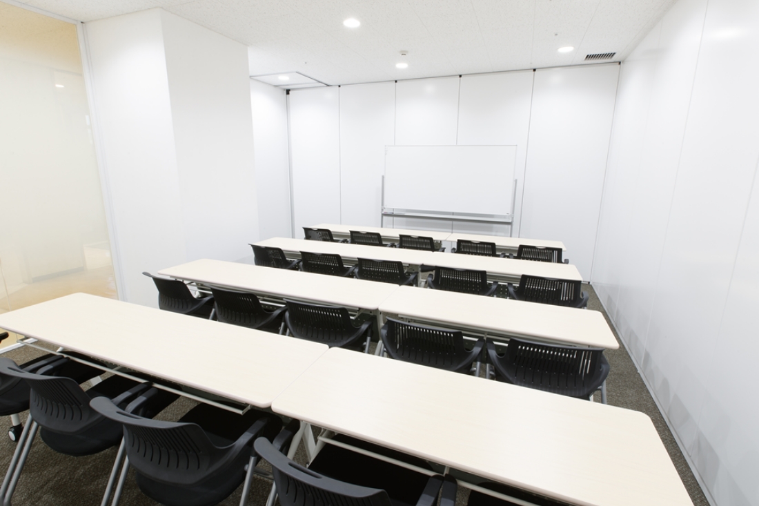4名〜38名まで対応、大人数でも安心の会議室