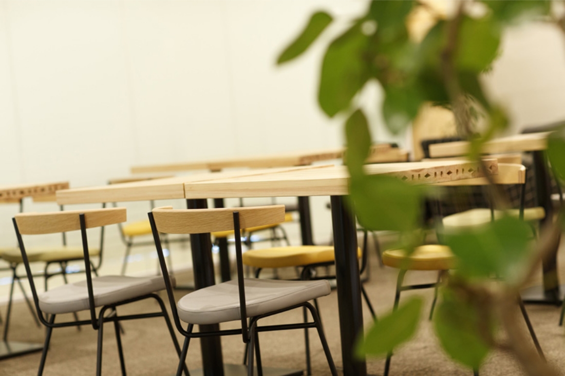 無印良品の世界観に包まれて働く、心地よいラウンジ空間